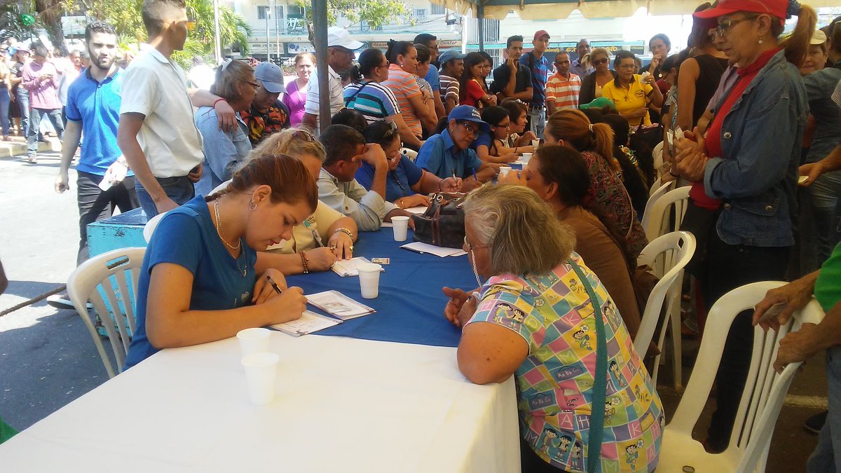 UntAlonsoOjeda's tweet photo. Así se encuentra Lagunillas, el pueblo llegó desde muy temprano salió a registrase para el censo de mejoramiento y vivienda. #UNTParroquiaAlonso presente. Vota por un cambio en el Zulia y Lagunillas este #10D https://t.co/G63vTZHJcg