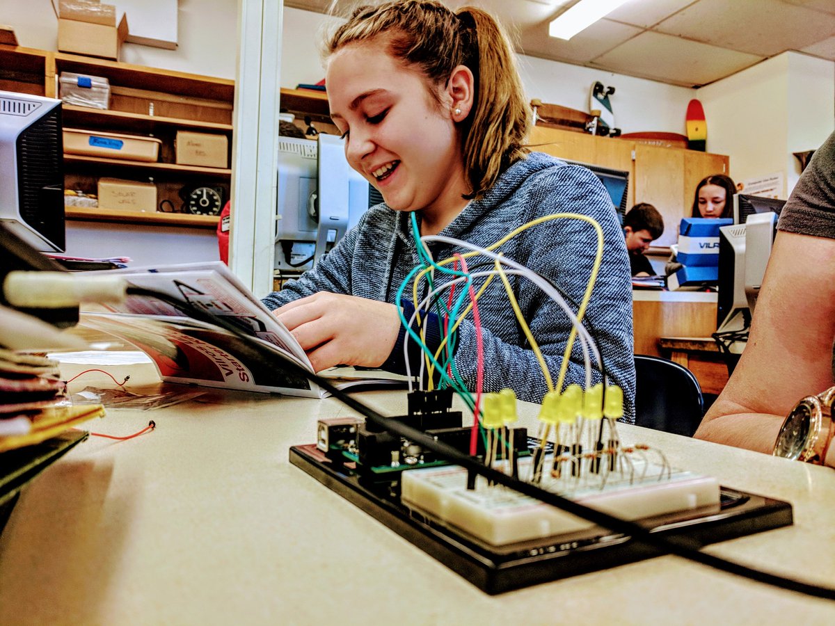 knavtech's tweet photo. Exploratory class using #Arduino to #create simple circuits @MapleHill_MS @SchodackCSD #Engineering #coding https://t.co/BUfmwreqQq