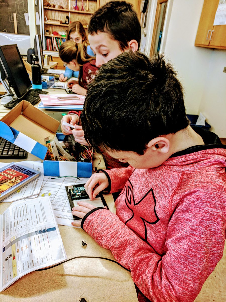 knavtech's tweet photo. Exploratory class using #Arduino to #create simple circuits @MapleHill_MS @SchodackCSD #Engineering #coding https://t.co/BUfmwreqQq