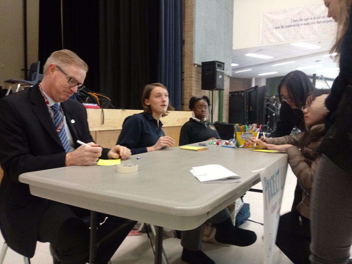 BA_MentalHealth's tweet photo. Thank you to @TCDSBdirector Rory McGuckin for leaving a compliment at BA's "Candy & Compliments" event! It's great to see your support for student-driven mental health initiatives. Hope you liked the candy too! 🍬😀 @PrincipalBA @LuanaFanelliVP #projectlily #mentalhealth #smile https://t.co/dRMK9jHw9Q