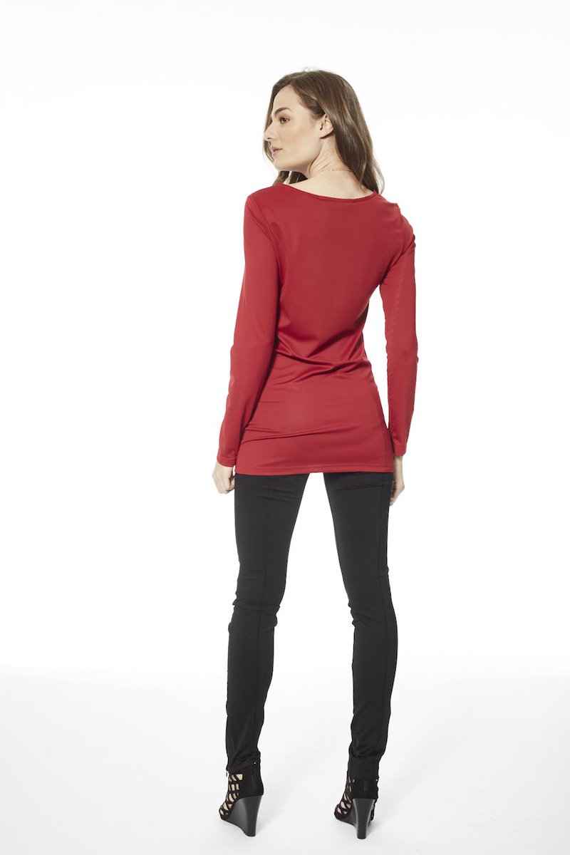 InvelNA's tweet photo. Cute clothes that you can wear to the holiday part + reduce the appearance of bumps on the back of your thighs? Yes please! 🍊 →🍎 #bewellwithinvel #invel #holidays #cellulite https://t.co/VaKc5lkBpZ
