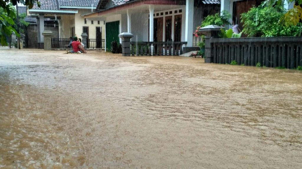 Pacitanku's tweet photo. Puluhan Warga Pacitan Nekat Bertahan Saat Diterjang Banjir https://t.co/A1XaaVugJl https://t.co/n4Qx3OhdQS