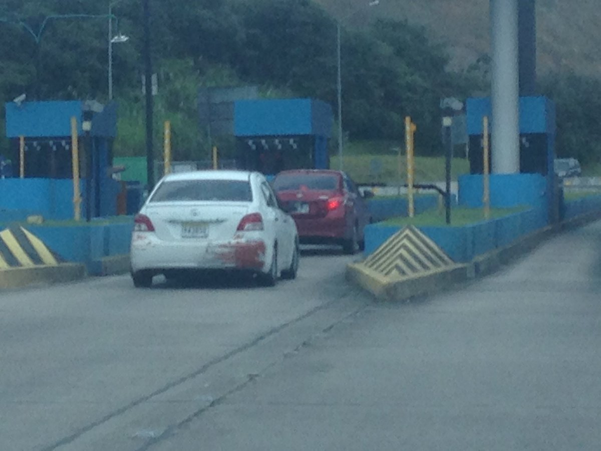 El más vivo! Dentro del corredor sin sticker...pasando a costa de los demás <a href="/ENACorredoresPA/">ENA Corredores</a> <a href="/tvntrafico/">Trafico Urbano</a> <a href="/ElGallinazo/">El Gallinazo🇵🇦</a> <a href="/TReporta/">Telemetro Reporta</a>