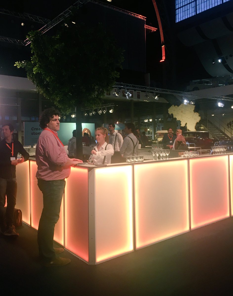 It's a wrap! All that's left for you to do now is to grab a drink at the bar and chat with your fellow marketeers. Hope you had a great day! 👋 #CD17
