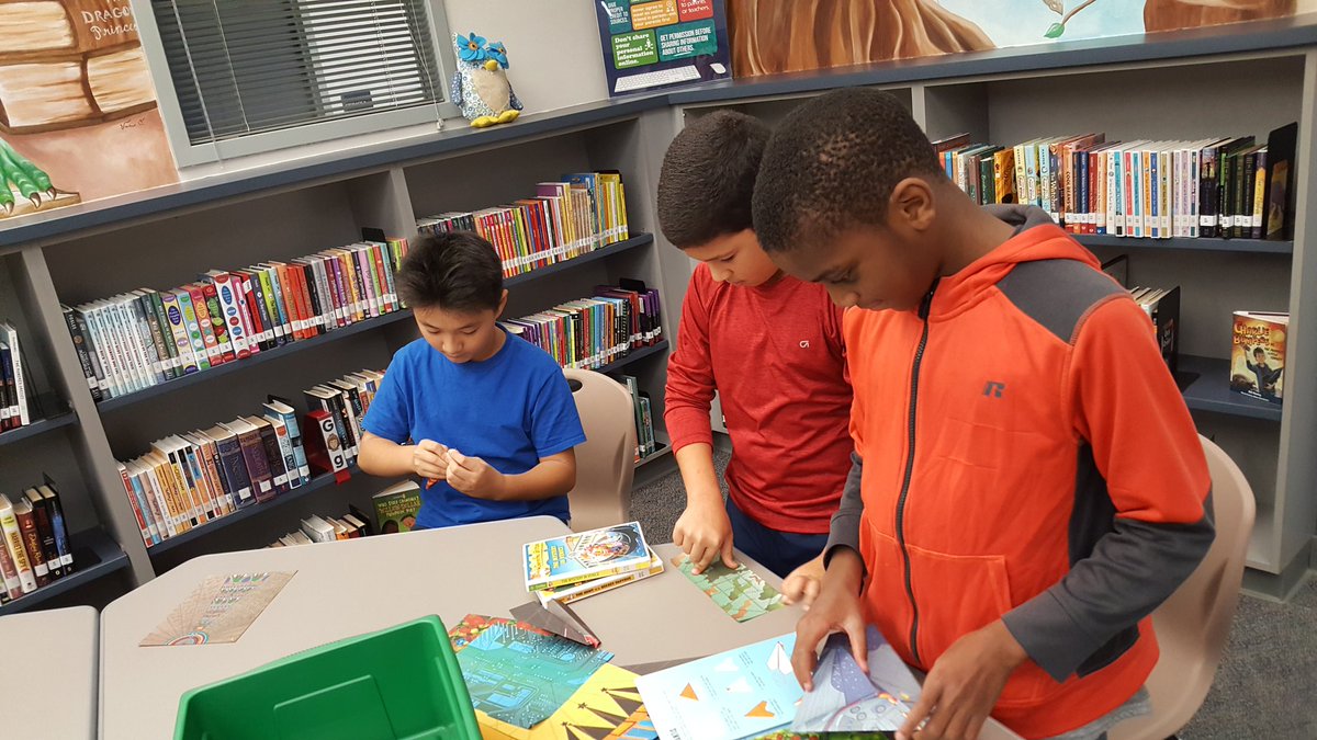 KDELibrary's tweet image. Fun with Snap Circuit Kits, Brain Builders, Paper Airplanes, and Hour of Code in the KDE Library! Oh my! #kdepride #librarymakerspaces