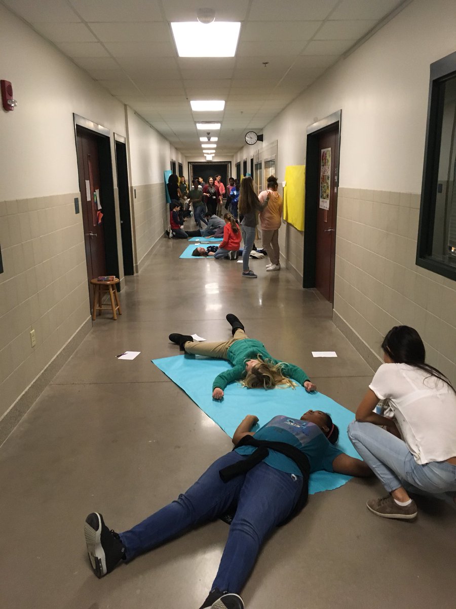 SuperMissusK's tweet photo. Classroom schmassroom! #art+literacy=awesomeness @VBMiddle @VisualArtsVBMS @vbedfound https://t.co/YRiHIlo2nY