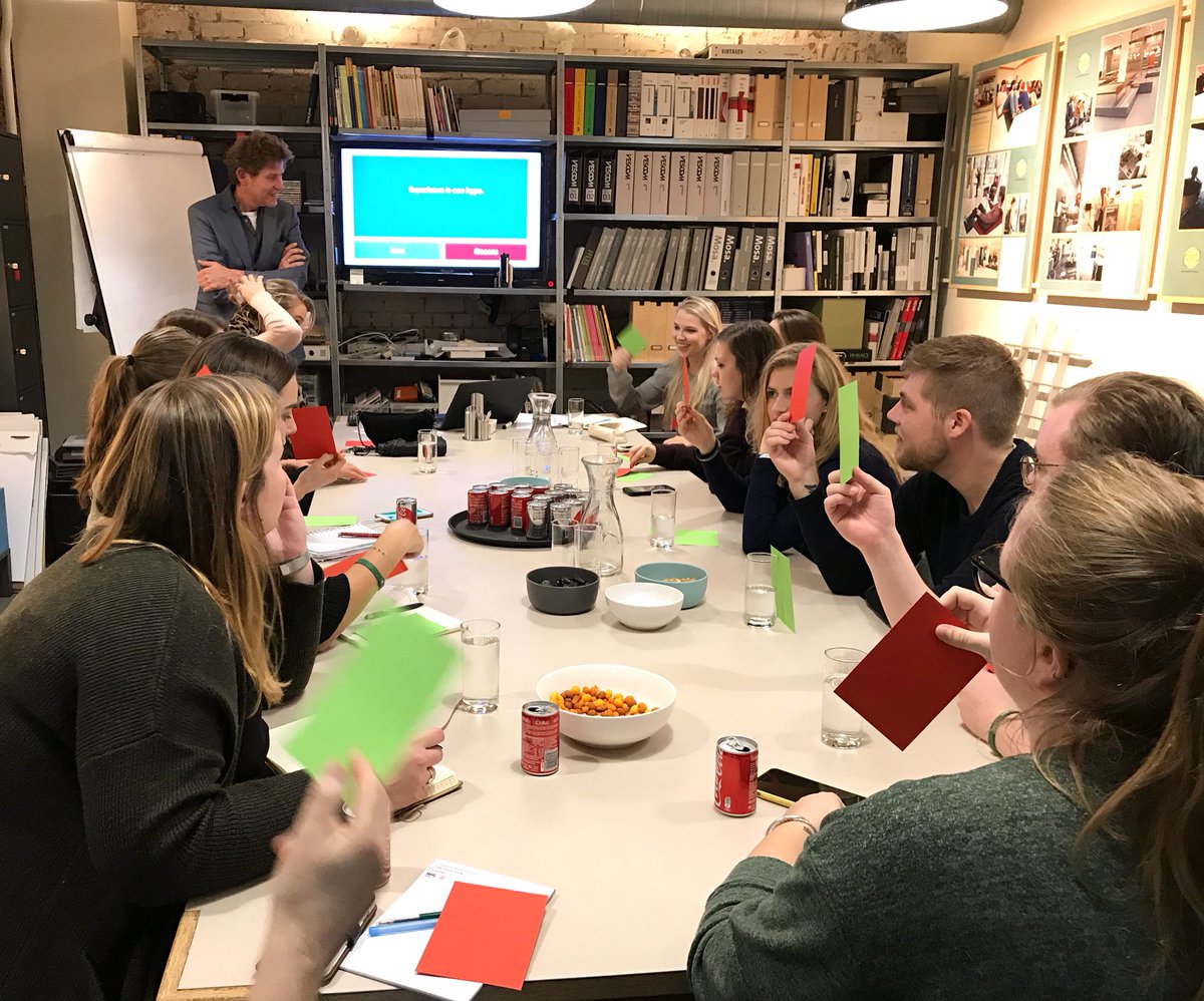 DSTexperience's tweet photo. Stoomcursus experience voor studenten van de NHL Hogeschool. “Hee, deze roadshow stond jaren geleden bij mij op school!” https://t.co/X8MTFkl7Vu