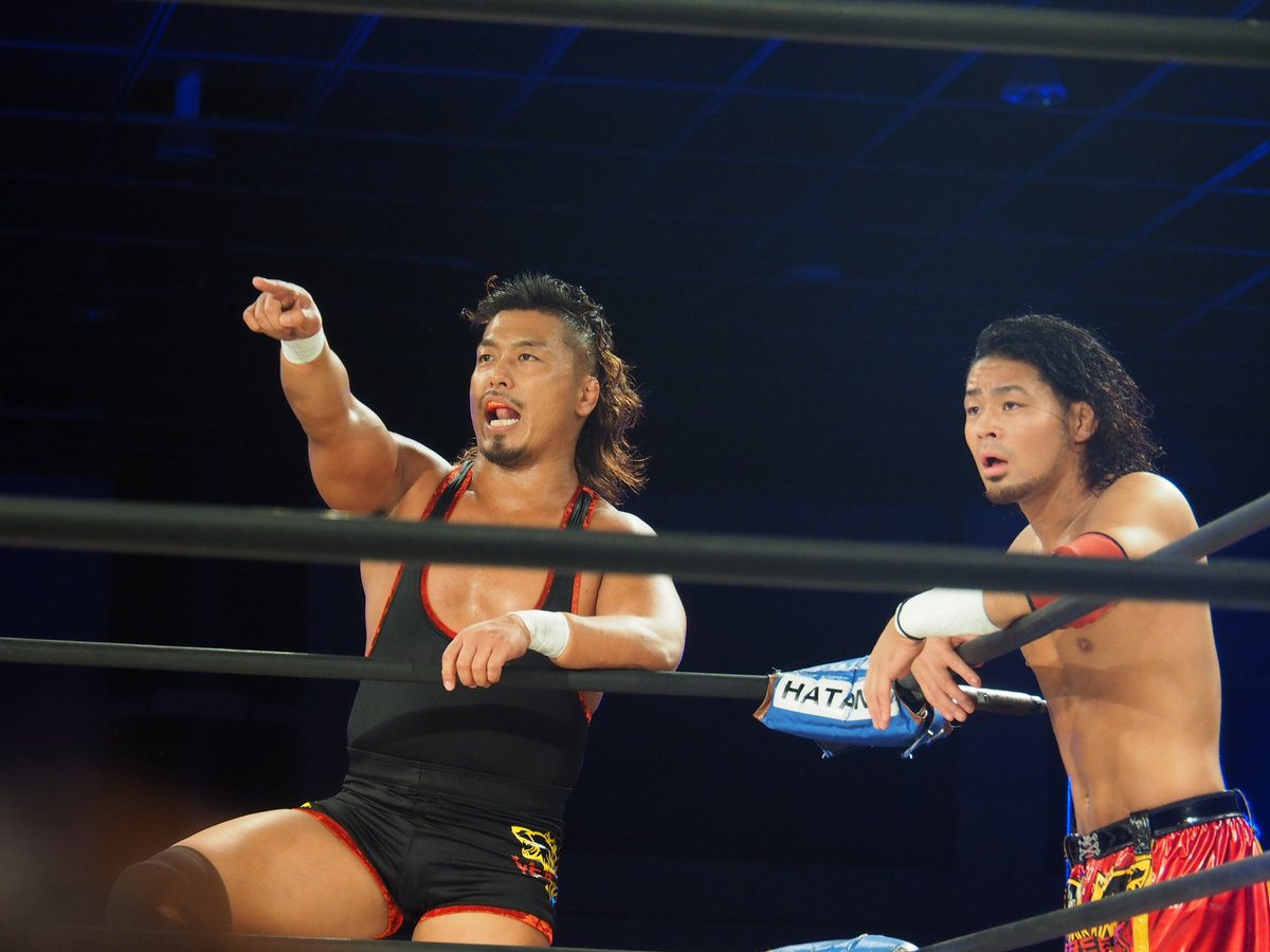 akki_MH_69's tweet photo. 2017.11.26
#DragonGate 仙台大会
#MemorialGate2017 in 仙台
(仙台サンフェスタ)
(20)鷹木信悟選手。
VERSERKのおやびん。「クリーンファイト!!」ってw 場外の机上にそれは危険(´ヮ`;) そしてレッドボックス誤爆!! https://t.co/wgk85exn5H