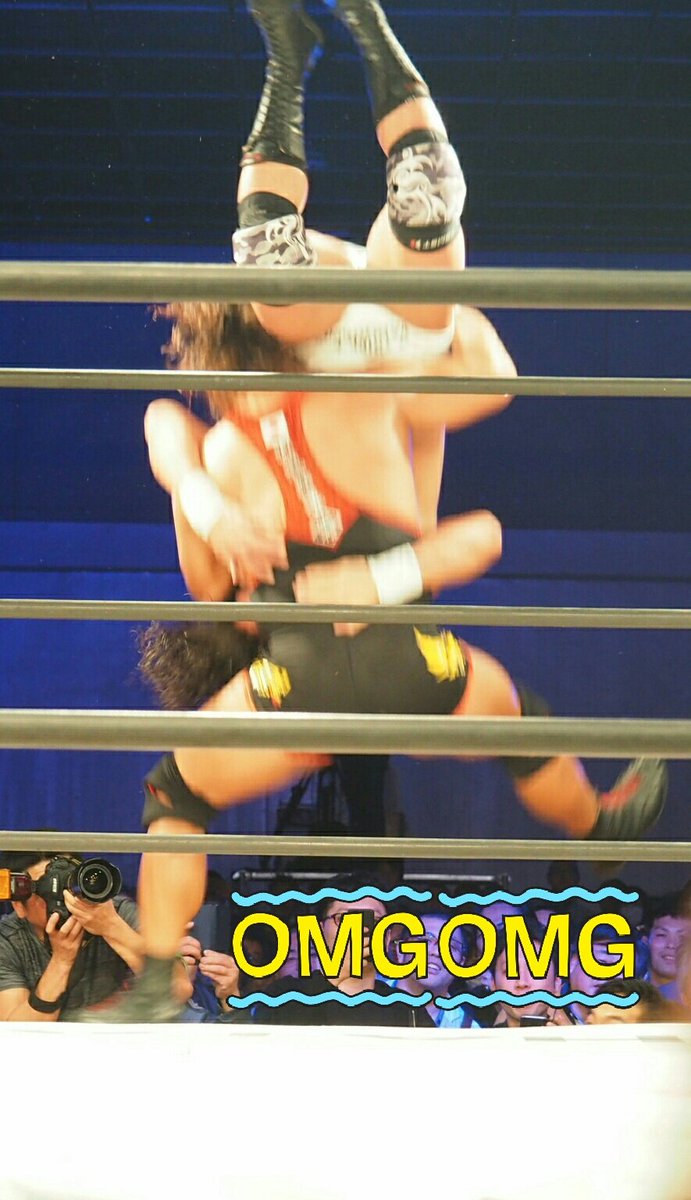 akki_MH_69's tweet photo. 2017.11.26
#DragonGate 仙台大会
#MemorialGate2017 in 仙台
(仙台サンフェスタ)
(20)鷹木信悟選手。
VERSERKのおやびん。「クリーンファイト!!」ってw 場外の机上にそれは危険(´ヮ`;) そしてレッドボックス誤爆!! https://t.co/wgk85exn5H