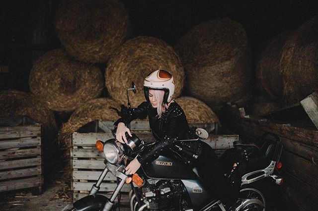 This classic Bell Custom 500 Helmet is stunning!
Get yours here >> bit.ly/2hckapu
Featuring this Suzuki GS550L 1983 Bike <3
msgbikegear.co.uk
#bike #bikelife #motorbike 
#bikeshop #motorbikeshop  bikegear #motorbikegear #ukbikeshop #suzuki #bikerchick #canon