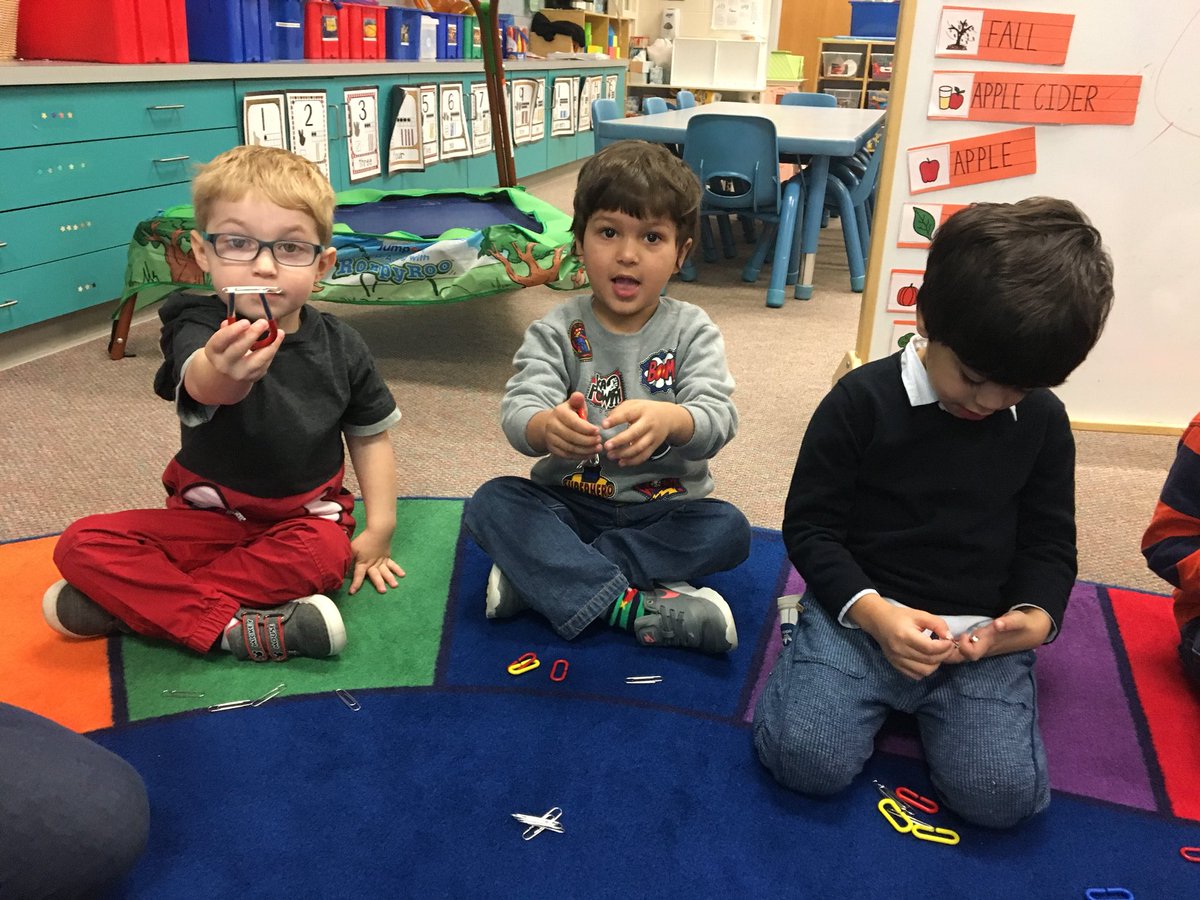 mrsburkec's tweet photo. Exploring with magnets!   #pespride https://t.co/mpnecu0ZN6