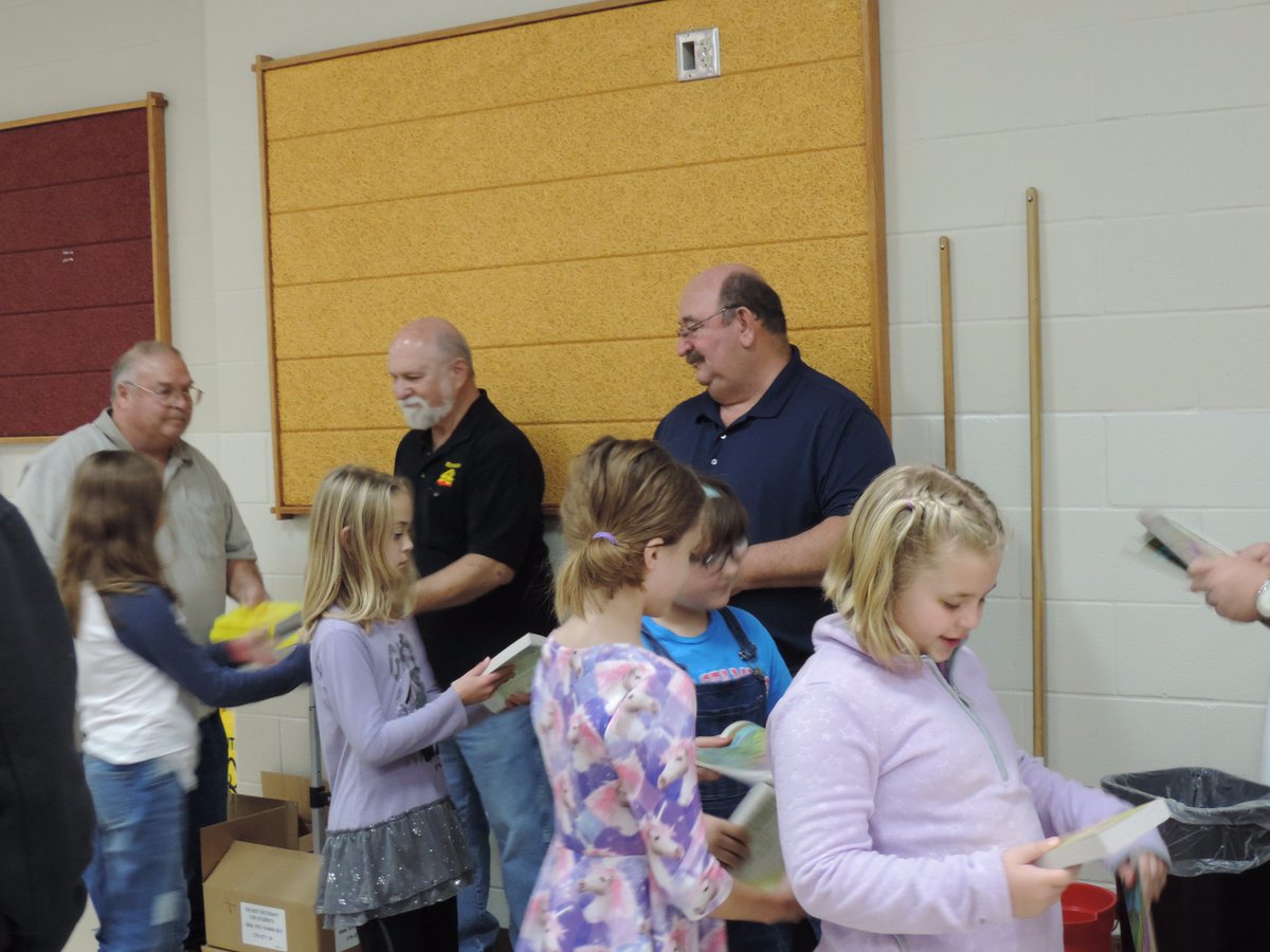 USD265_Apollo's tweet photo. Thank you Pratt Elk's Lodge for donating dictionaries to all of the Apollo 3rd grade students. https://t.co/hbNs32wKu5