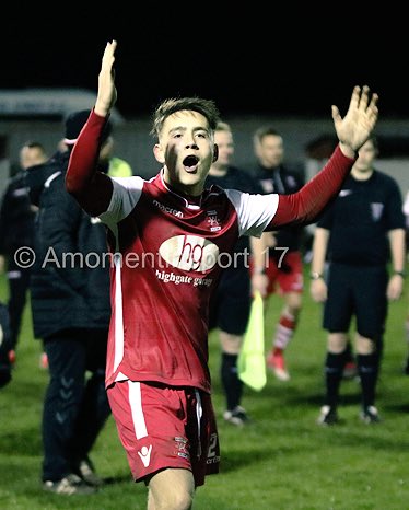amomentinsport's tweet photo. What is @nickmarleyyy doing ?? @goddarddidz #singinglessonsneeded @SimonEverall7 @alportfc https://t.co/3b0QNvPgj4