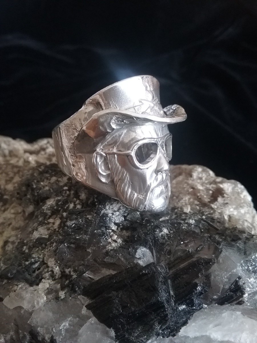 barnes5nw's tweet photo. @barnes5nw Zino UK Jewellery custom handmade rock icon solid sterling silver ring  #rock #ROCKMUSIC #clasicrock #HeavyMetal #SterlingSilver #Sterling #tophat #rockring #rockicon #music #custommade #handmade #rockmusicians #silverjewelry #guitarist #bassplayer #ICON https://t.co/5bThpXgaCm