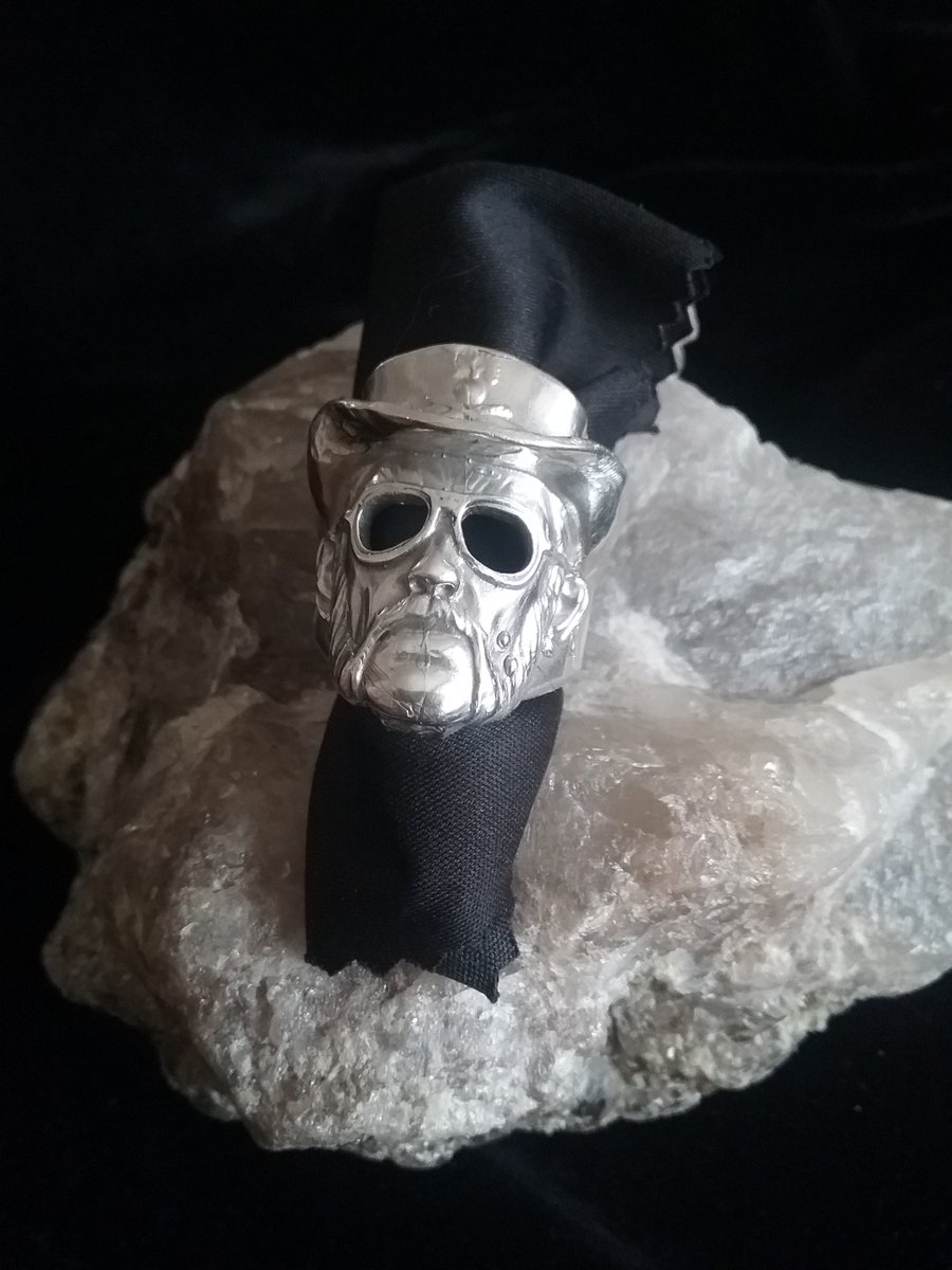 barnes5nw's tweet photo. @barnes5nw Zino UK Jewellery custom handmade rock icon solid sterling silver ring  #rock #ROCKMUSIC #clasicrock #HeavyMetal #SterlingSilver #Sterling #tophat #rockring #rockicon #music #custommade #handmade #rockmusicians #silverjewelry #guitarist #bassplayer #ICON https://t.co/5bThpXgaCm