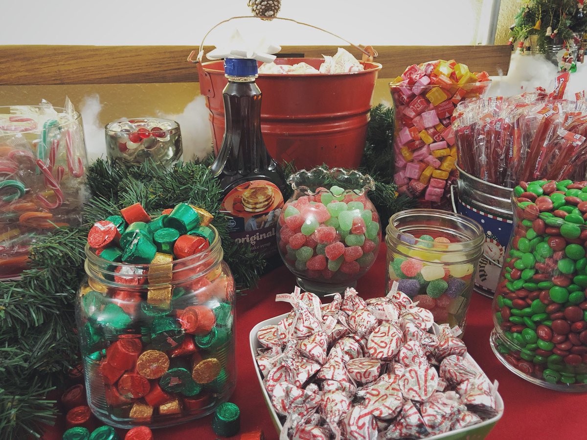 MCC_StudentLife's tweet photo. //We elves try to stick to the four main food groups: candy, candy canes, candy corns, and syrup.//

Elf. Tonight. In the chapel. 
So much candy. 

Come after faculty and staff open houses! Movie starts at 9!
#mccks #traditions https://t.co/H0lWg7zLXc