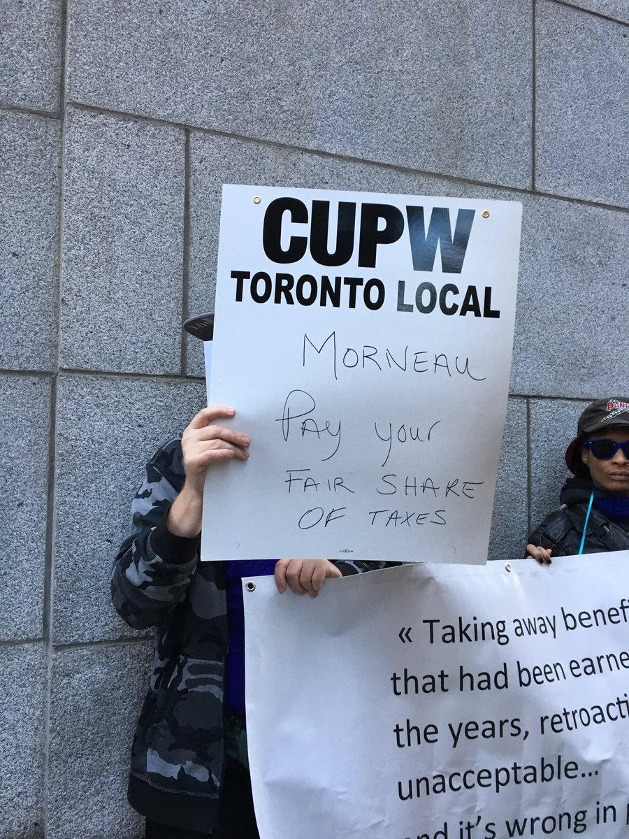 LiisaSko's tweet photo. Postal workers & allies picket outside where @Bill_Morneau is speaking at King/Yonge - hands off our pensions, stop C-27! #StopC27 #canlab @cupw https://t.co/puakzaZn17