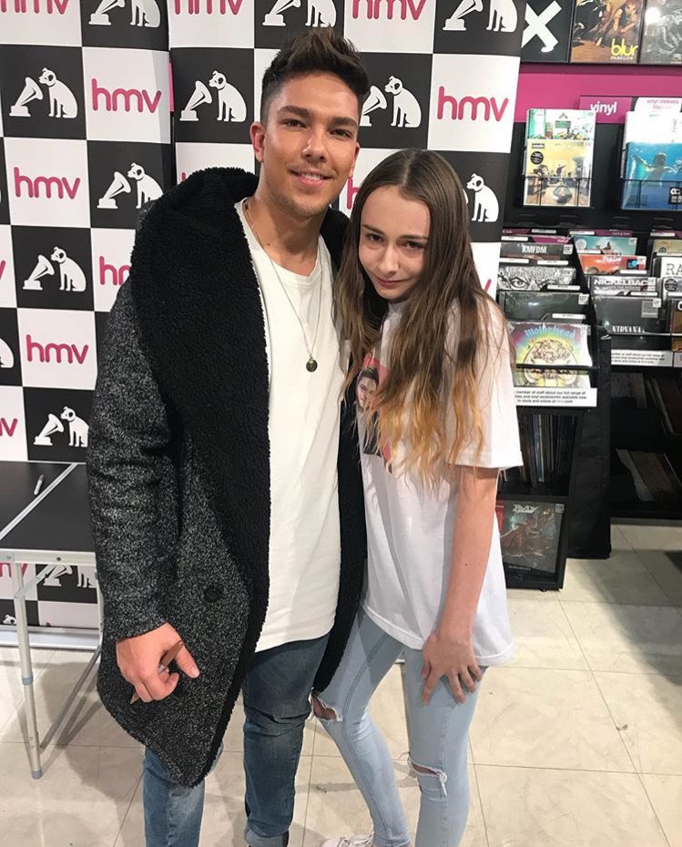 teddyupdatez's tweet photo. Matt with fans today at his signing (via his tagged photos on Instagram) https://t.co/yQmyiNJ2RQ