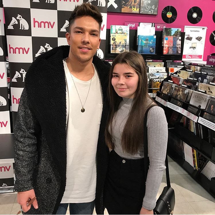 teddyupdatez's tweet photo. Matt with fans today at his signing (via his tagged photos on Instagram) https://t.co/yQmyiNJ2RQ