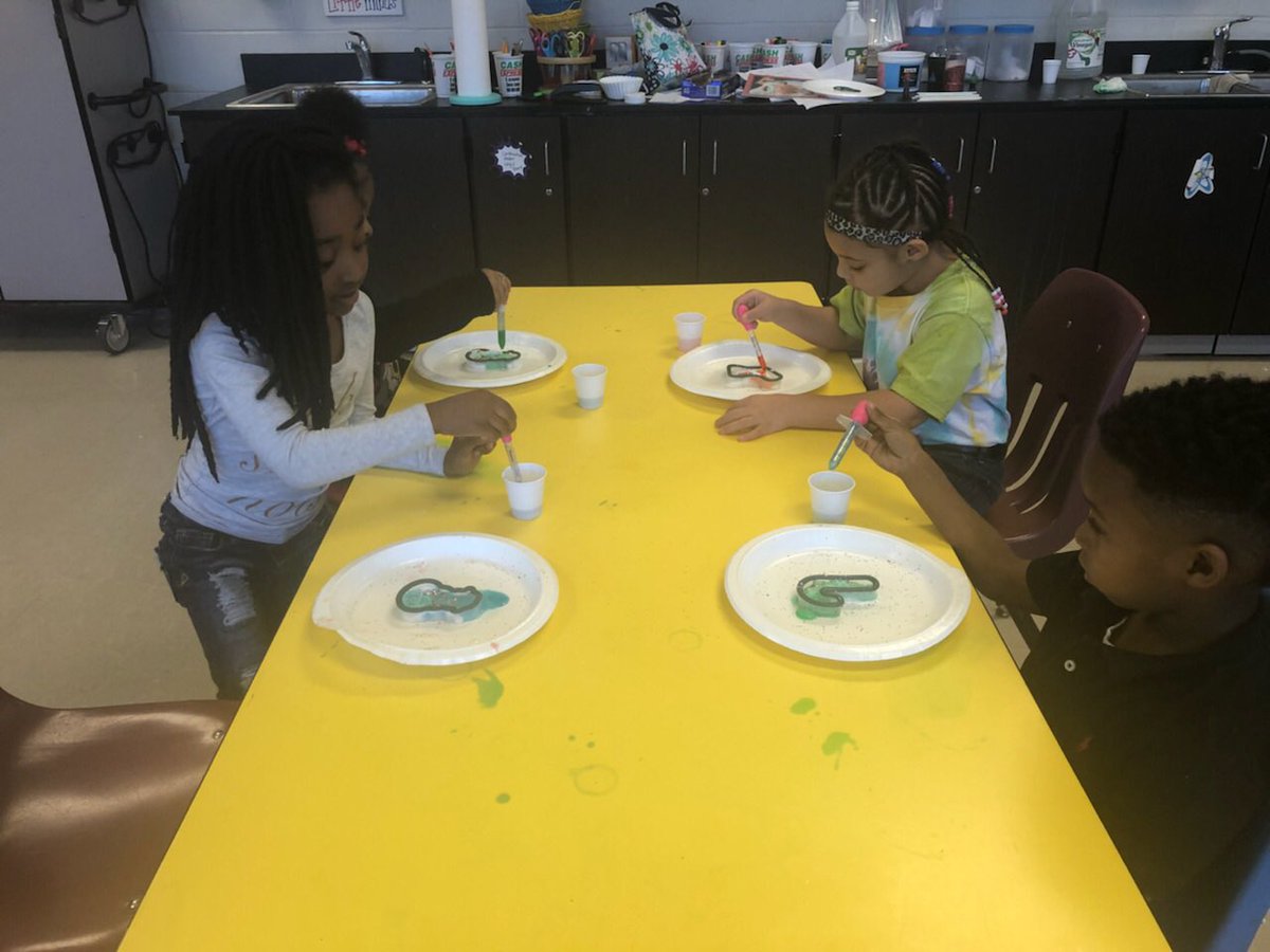 BCESMustangCity's tweet photo. In STEM, kindergarten scholars are exploring with vinegar and baking soda to create fizzy holiday cookies! #MsAdams @suptking https://t.co/0e5LPdCXFj