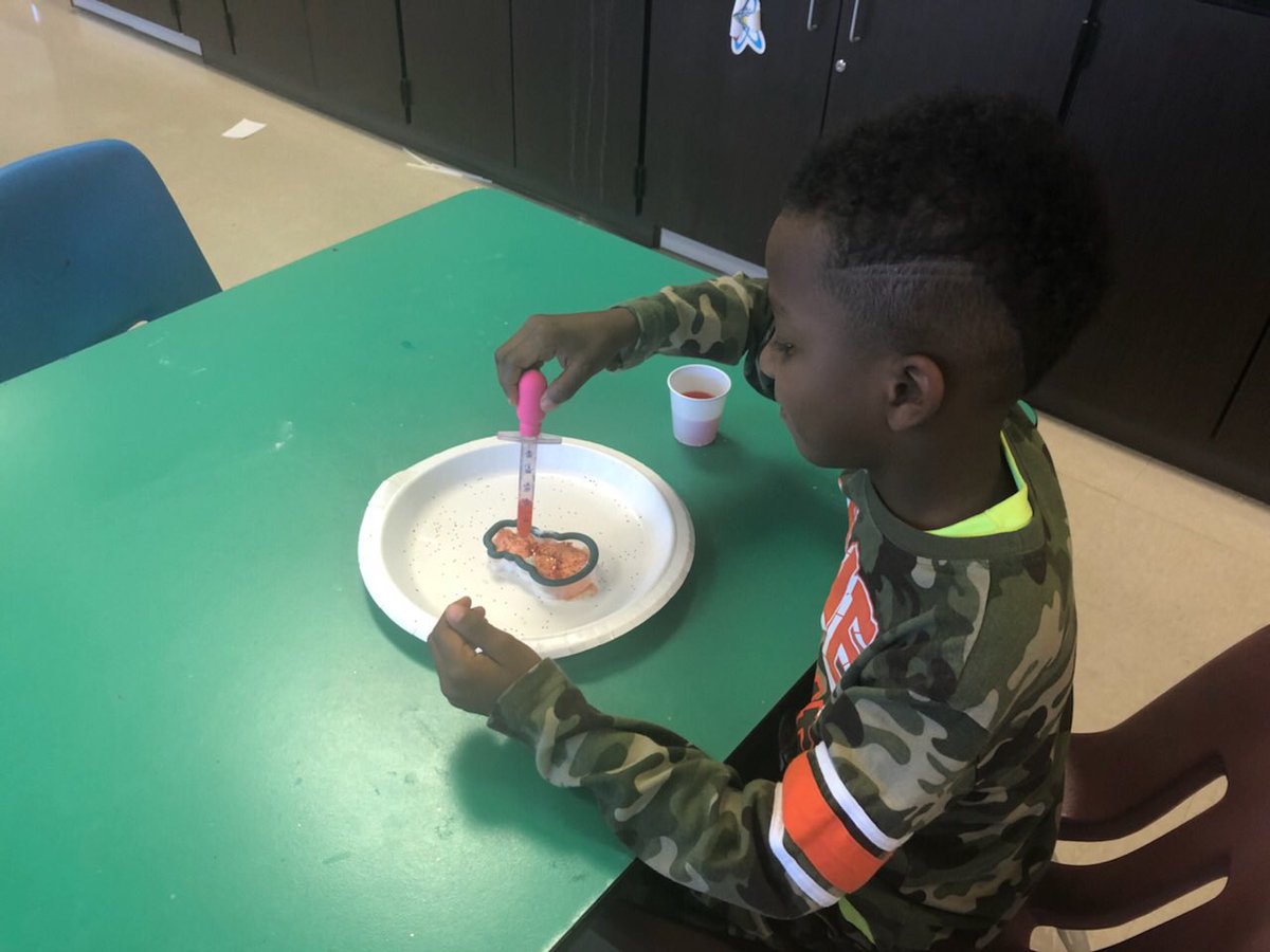 BCESMustangCity's tweet photo. In STEM, kindergarten scholars are exploring with vinegar and baking soda to create fizzy holiday cookies! #MsAdams @suptking https://t.co/0e5LPdCXFj