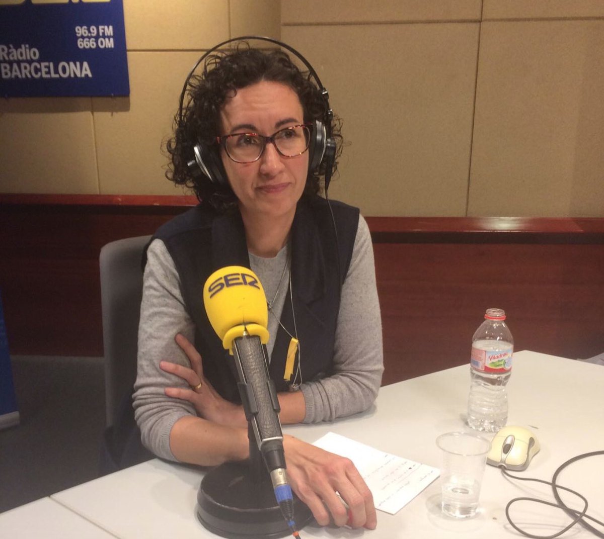 Si la veieu, no la contrarieu. Ella creu que és rossa, amb els ulls blaus.

Bé, i si li dieu la veritat paciència, viu fora de la realitat.