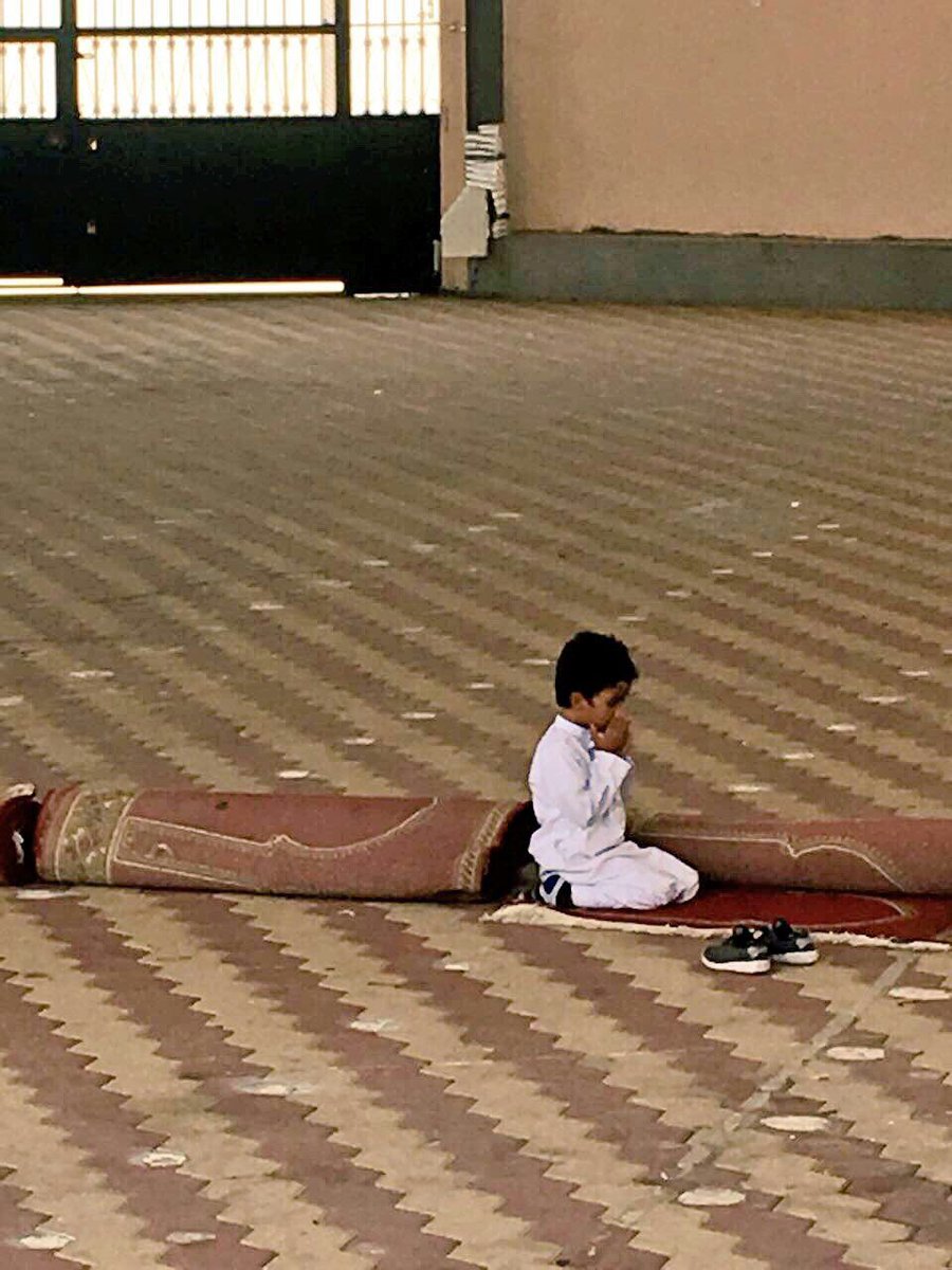 trbeah1's tweet photo. طالب بالصف الأول الابتدائي بمدرسة الإمام عاصم لتحفيظ القرآن
يتيم الأب ..
خرج قائد المدرسة لحوش المدرسة والمصلى ووجده يدعي بعد الصلاة.. وسأله ماذا تصلي ؟
قال: صليت الضحى وأدعي  لأبي بالجنة وأقابله في الجنة. 

نعم التربية ما شاء الله تبارك الله ربي يحفظه ويثبته على الخير والطاعة. https://t.co/CYN2bDDrr2