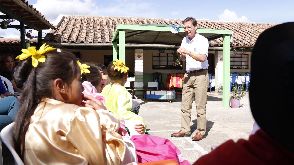 Corpoboyaca's tweet photo. Hoy desde el municipio de Paz de Río en la vereda Socotacito Alto, ingeniero José Ricardo López Dulcey confirma que soñar no cuesta nada, hoy se entrega un Kiosko de Lectura a los niños de la Escuela Rural de la sede IE Técnica Industrial y Minera. https://t.co/fG5Yyt7WJp
