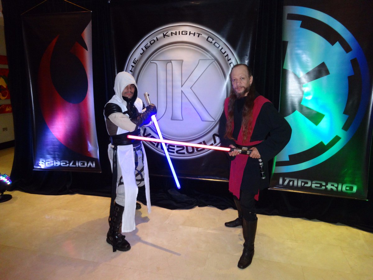 jkcv001's tweet photo. Este Domingo la pasamos genial junto a @RoccoPirillo @CaracasComicCon @RenHotelsCCS @jkcv001 Disfrutando de la proyección del Epi 6 Star Wars. https://t.co/fEVSWEyIoo