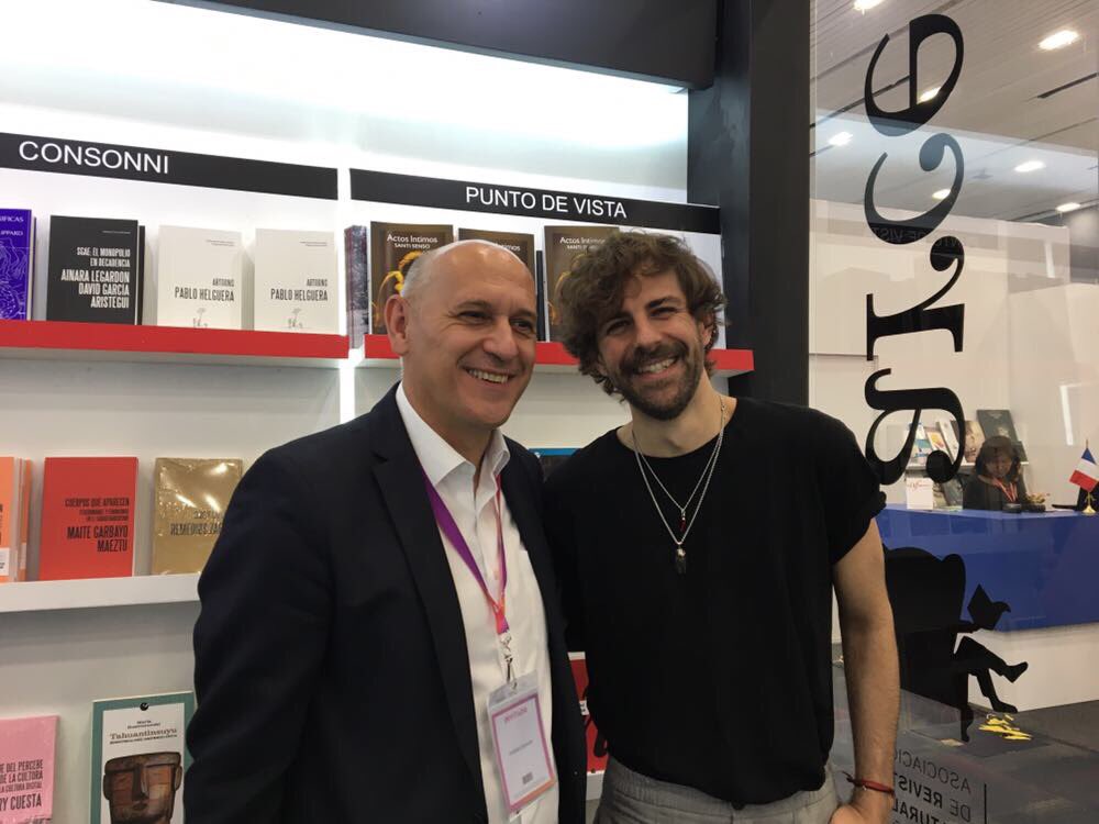 Urbano1313's tweet photo. Encontrarte en Guadalajara 🇲🇽 en la @FILGuadalajara al paisano extremeño @SantiSenso presentando su libro #actosintimos extremeño triunfando https://t.co/5IJ26HJaB6