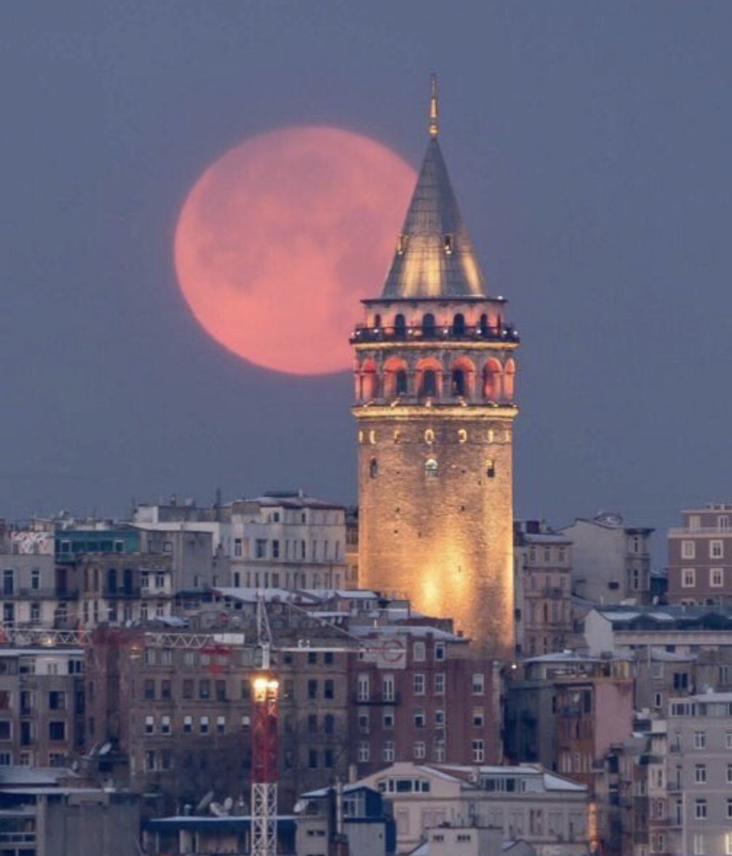 neoldu's tweet photo. Bir rivayet odur ki.. Galata'ya şiir yazılmaz. Galata zaten şiirdir. https://t.co/czxj3Q0bIf