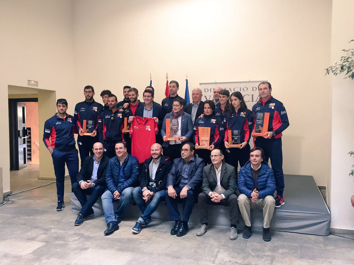 GrupoPPDival's tweet photo. 📸Hui els nostres diputats and felicitat al equip de #Pilota de la Federació de Pilota Valenciana CAMPIONA DEL MÓN!👏🏻👏🏻
🥇🏆🌎
#PPDIVAL #SíALesDiputacions https://t.co/BarxNGw1Po