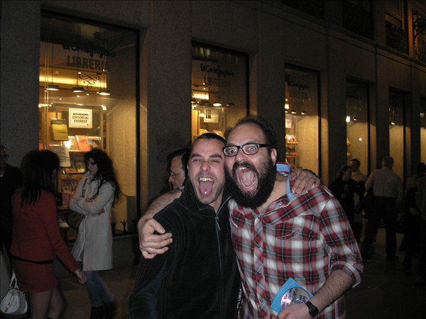 lupamon's tweet photo. #LaVidaModerna es guardar durante años tu foto con el Loco de las Coles como el médico de @IgnatiusFarray @VidaModernaOML #eldemuchachada https://t.co/eOAUbg4oo8
