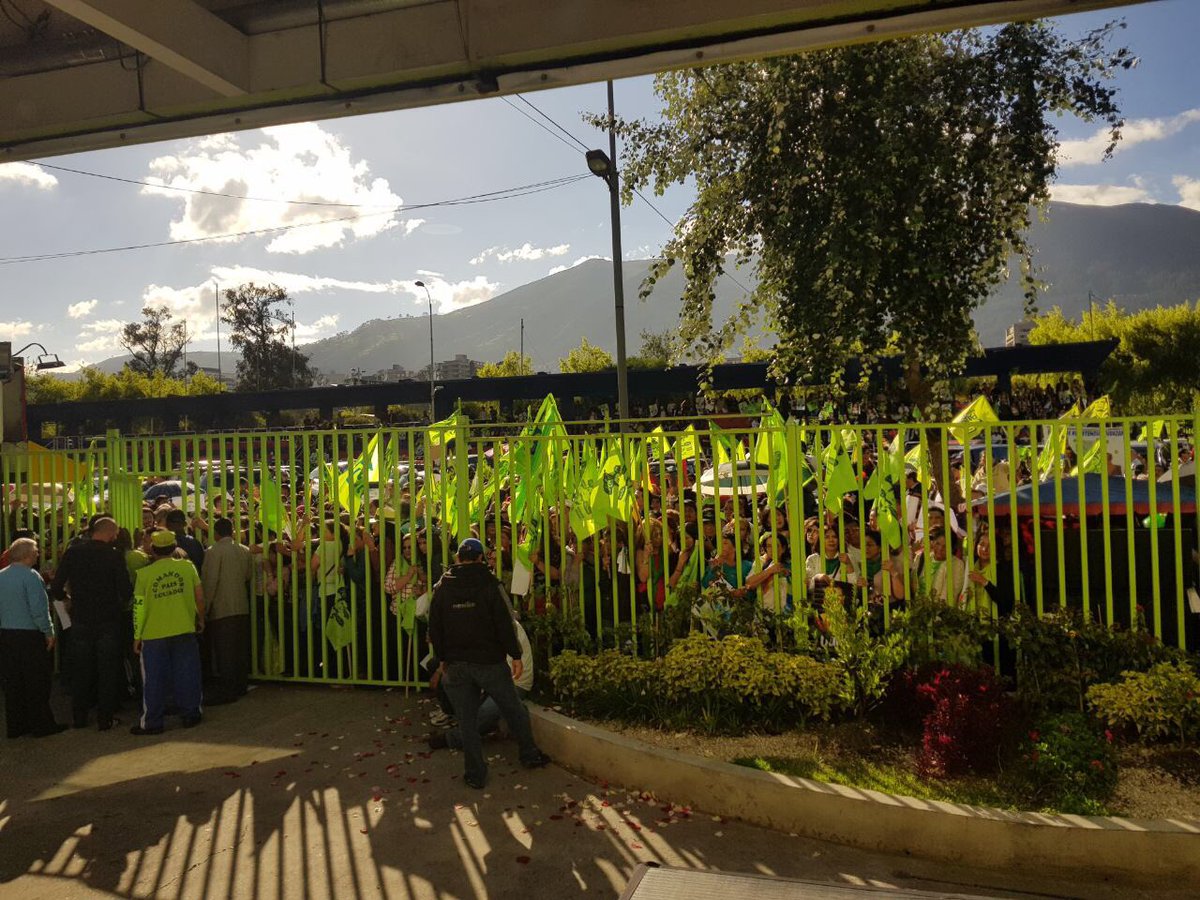 EstebanMeloG's tweet photo. Hemos llegado a Quito a la sede de @35PAIS, Somos más quienes respaldamos al líder de la #RevoluciónCiudadana @MashiRafael los leales somos más#RafaelElPuebloContigo #RafaelEsPAIS #RafaelEsPueblo https://t.co/ZzovIsBpxP