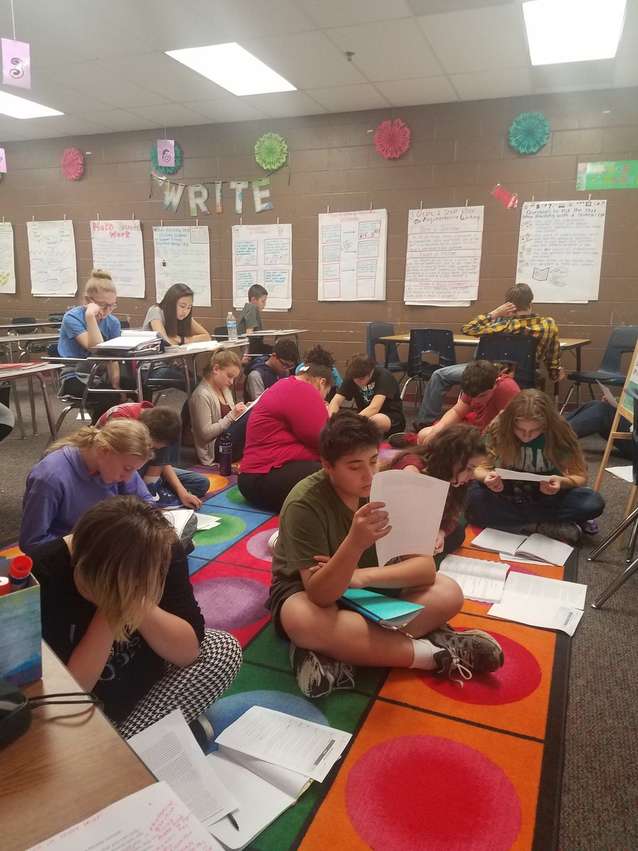 JanzeELA7's tweet photo. Absolute silence as students do a focused study of a mentor text #pioneerpride @ISDSchools https://t.co/eEfmOrma3B