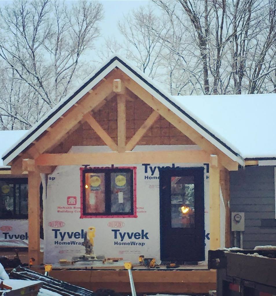 CorbinPatten's tweet photo. Windows and doors are in, and the roof is on just in time for winter.
Construction by @scottcustombuilding . .
#suckerlake #corbinpattendesigns #rosseau #renovation #muskoka #scottcustombuilding #framing #icf #sunroom #kitchen #railing #timber #cottage #roof #waterproofing https://t.co/UK4e5e8PMi