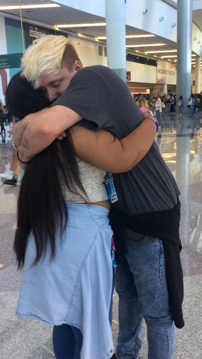 itssheidii's tweet photo. my fav memory with hunter is seeing him the first night at vidcon and getting the most wonderful hug from him &amp; then seeing him the day after💗💗 #hunterweek https://t.co/lOwI7T4cuY