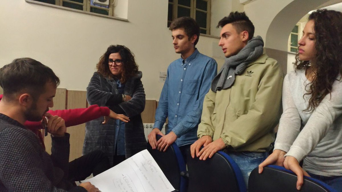 fmdigitale's tweet photo. #Interconnessioni17 Territorio e generazioni connesse, oggi a #terni #maker, #over65 e studenti delle scuole insieme con un #PopUPMaker per trovare soluzioni innovative e tecnologiche per anziani @AdUmbria @RegioneUmbria @VillaUmbra https://t.co/NKI1KChQfy