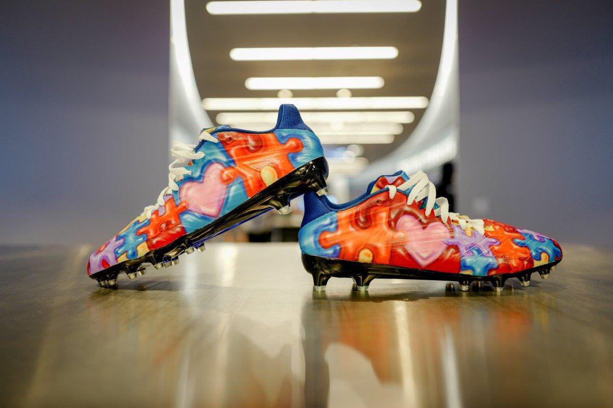 thejaylonsmith's tweet photo. My cleats represent the many different dynamics of Autism. I wanted to reflect that &amp; raise awareness through this year's #MyCauseMyCleats https://t.co/A83JvniZww