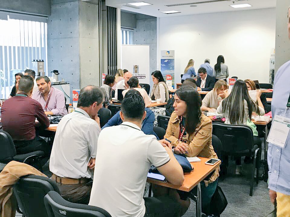 JulianaVillegas's tweet photo. Agradecemos en @PROCOLOMBIACO apoyo @AlcaldiadeMeda para acercar demanda internacional especializada en comercio electrónico de ropa interior, jeans, ropa control y deportiva y de marroquinería, a 79 empresarios @Colombia que le apuestan a la internacionalización desde #Antioquia https://t.co/uRe1T0Ka4e