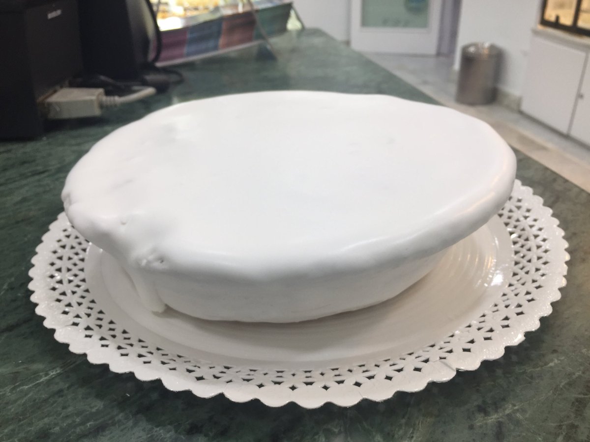 RaulProduTV's tweet photo. Esta es la torta Real de #Motril un dulce que solo se elabora aquí desde hace 5 generaciones en la pastelería #PepeVideras hoy en nuestro concurso más dulce en @adirecto la elaboramos, hay que votarlo en nuestro FB  @MotrilTurismo @aytomotril @ModestoBarragan @Karmen_GP https://t.co/ANwFrvHJW2