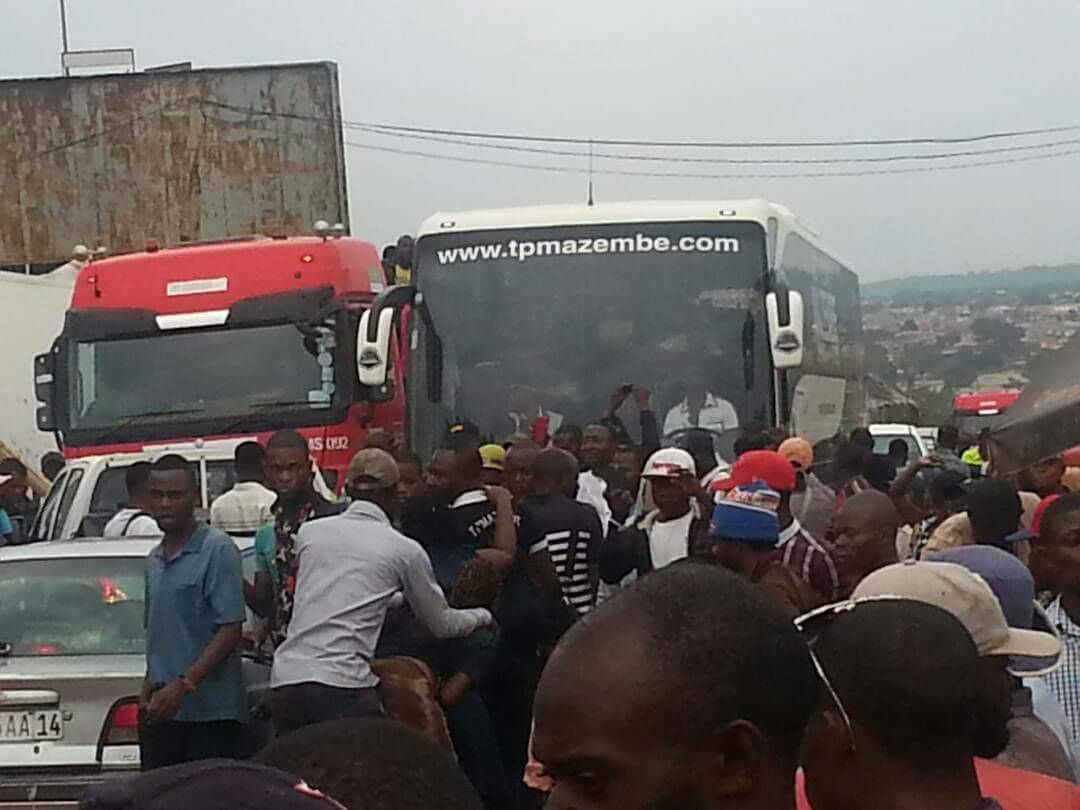 RdcVision's tweet photo. Une grande foule des congolais brave les barrières de la police pour accueillir le @TPMazembe avec la coupe de la #CafC2... le cortège se dirige vers #Lubumbashi... @CAF_Online @caf_online_FR @AfricaFootDaily @fifacom_fr @moise_katumbi @SalomonKalonda https://t.co/qYtCjna4rh