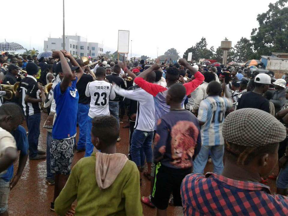 RdcVision's tweet photo. Une grande foule des congolais brave les barrières de la police pour accueillir le @TPMazembe avec la coupe de la #CafC2... le cortège se dirige vers #Lubumbashi... @CAF_Online @caf_online_FR @AfricaFootDaily @fifacom_fr @moise_katumbi @SalomonKalonda https://t.co/qYtCjna4rh