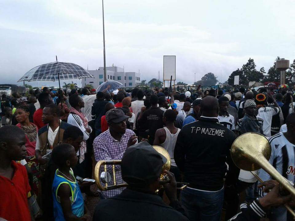 RdcVision's tweet photo. Une grande foule des congolais brave les barrières de la police pour accueillir le @TPMazembe avec la coupe de la #CafC2... le cortège se dirige vers #Lubumbashi... @CAF_Online @caf_online_FR @AfricaFootDaily @fifacom_fr @moise_katumbi @SalomonKalonda https://t.co/qYtCjna4rh