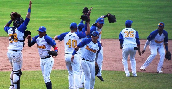 mindeporte_ve's tweet photo. ¡INVICTOS! Nuestra selección de Béisbol Sub-23 está imparable a Brasil 5-1, Puerto Rico 3-1, a Cuba 2-0 y Argentina 9-8 ¡VAMOS MUCHACHOS! #GrandeVzla https://t.co/atSswap66g