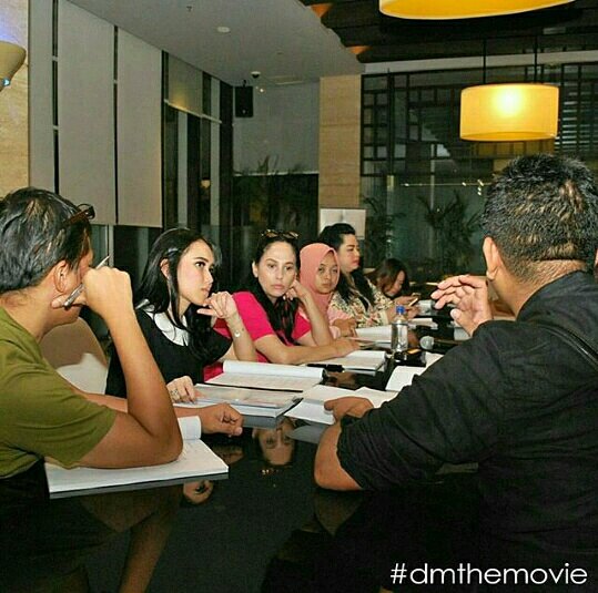 A2C_ArsyilAyu17's tweet photo. Wow Keren @aytingnew92 Shooting Film on Sydney 👍👍👏👏💪💪 semoga lancer ya Mona 😇 https://t.co/WS24hG53Db