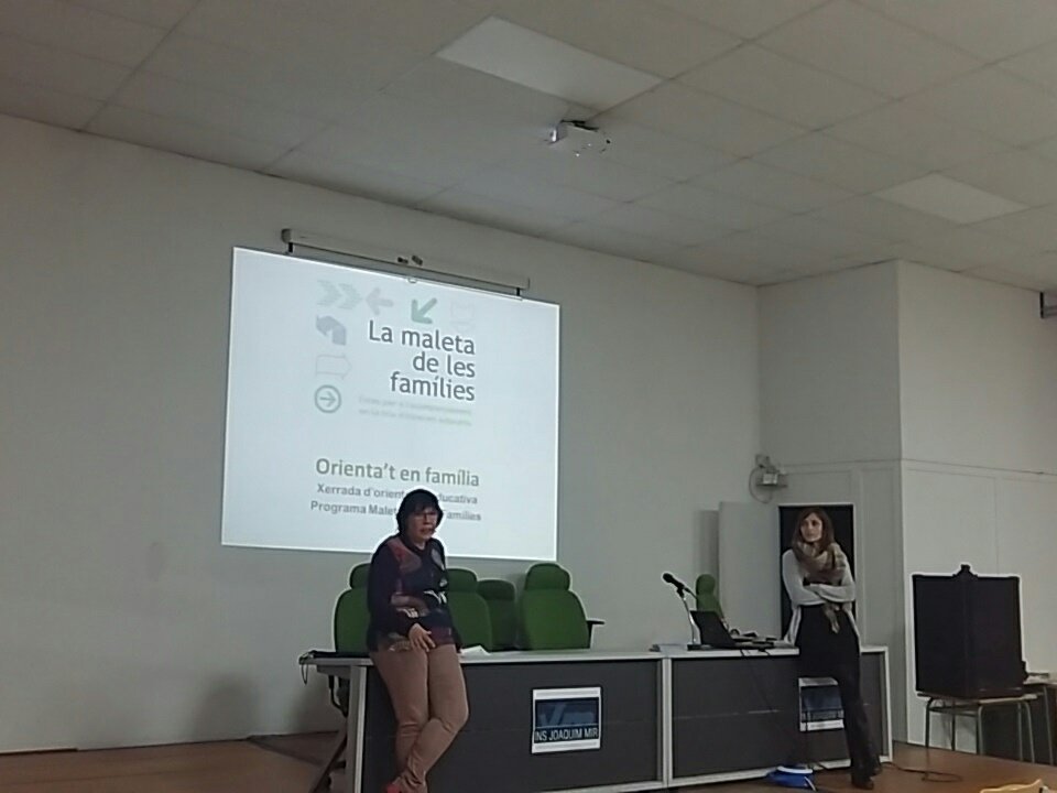 abillarml's tweet photo. Encetem les xerrades d'orientació de la Maleta de les famílies a l'institut Joaquim Mir de Vilanova i la Geltrú @educadiba https://t.co/oH0tmuxaRz