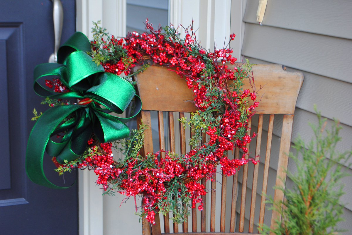 AtHomeIllinois's tweet photo. Wreaths mean the continuity of life! This #GivingTuesday make an effort to give back to those you love! #NGMedia @CindyTarrant https://t.co/SKrmq7ClIF
