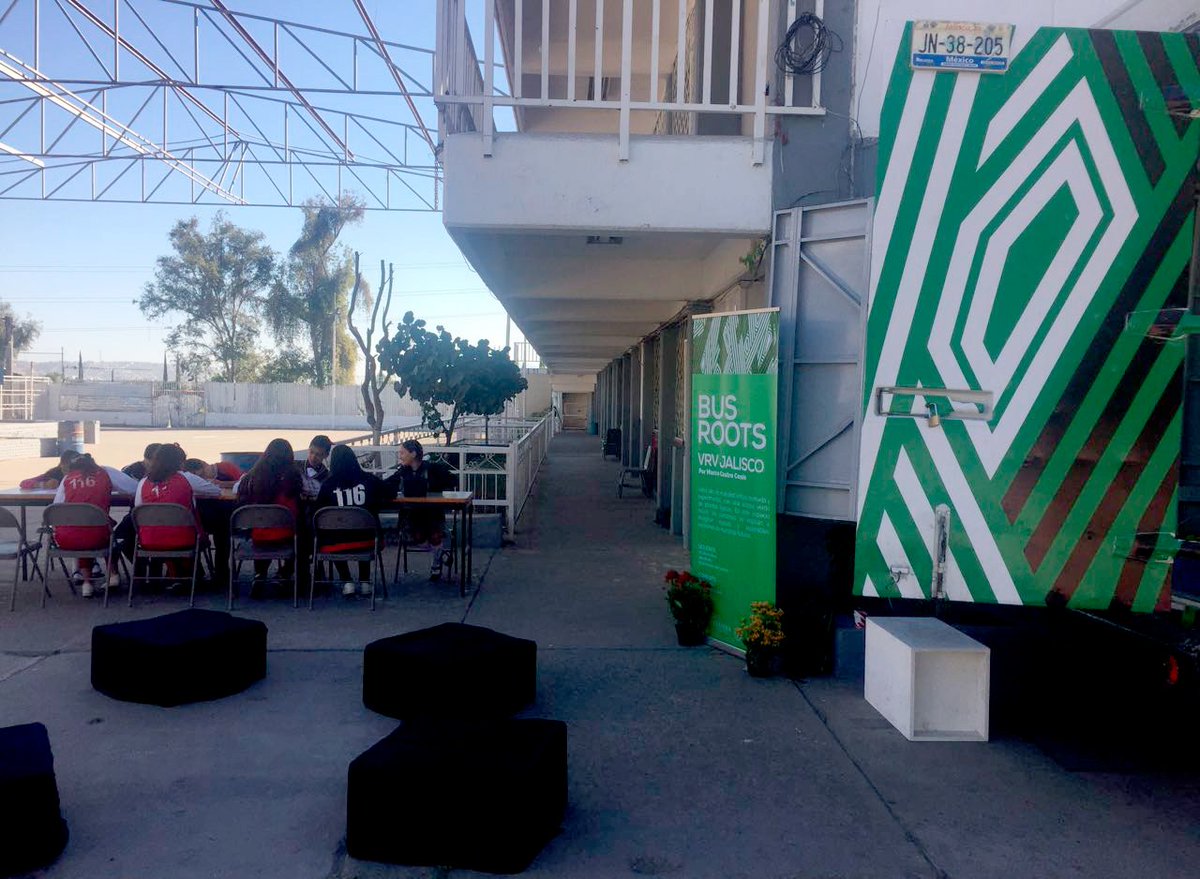 BusRoots's tweet photo. Esta mañana #BusRootsVRV esta en la Secundaria Técnica #116 donde los adolescentes están realizando una jardín con muchas flores; desde ave de paraíso, margaritas, rosas hasta crisantemos. #ArtesAudiovisuales https://t.co/do2qX5G017