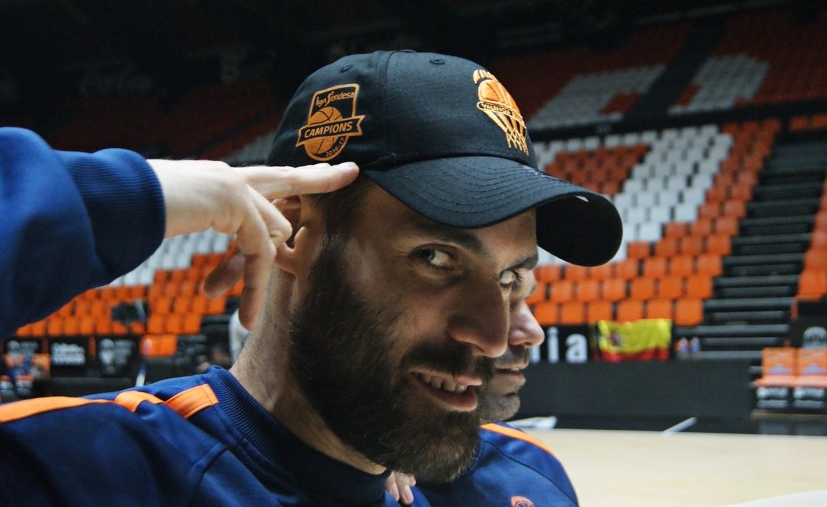 valenciabasket's tweet photo. 🚨 ¡Atención! 🚨

Estrenamos gorras 🍊 diseñadas por @NewEraCap. Su precio son 18 euros, pero si llegamos a 1000 RTs antes del jueves a las 19h, durante el partido las venderemos a 12 😱

Es más, si llegamos a 1001, bajamos también las banderas de 12 a 8.

RT❗ https://t.co/QRxBucQlj1